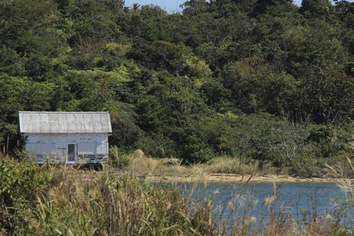 湖の辺りにある小屋 湖の辺りにある小屋の写真