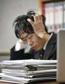 ビジネスマン 残業 山積み 書類 ビジネスマン 残業 山積み 書類の写真