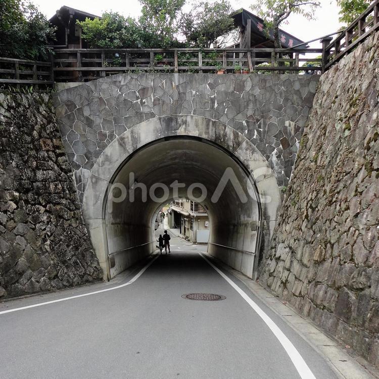 石垣とトンネル(カラー) 道路,街並み,住宅街の写真素材