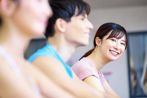 ジムでエアロバイクを漕ぐ人々 エアロバイク,運動,スポーツジムの写真素材