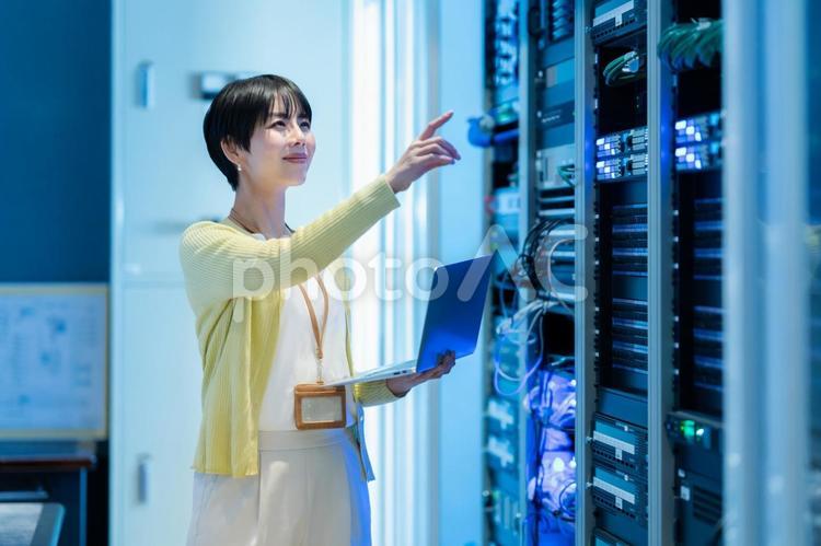 サーバーをメンテナンスをするエンジニア エンジニア,サーバールーム,seの写真素材