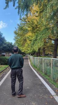 ぼーっとするおじさん 111 おじさん,男性,後ろ姿の写真素材