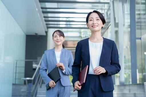 オフィスで仕事をするビジネスウーマン ビジネス,ビジネスウーマン,女性の写真素材