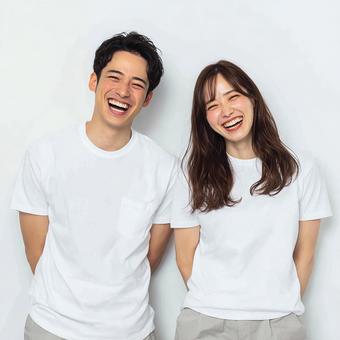 寄り添って立つ幸せな二人 寄り添って立つ幸せな二人の写真