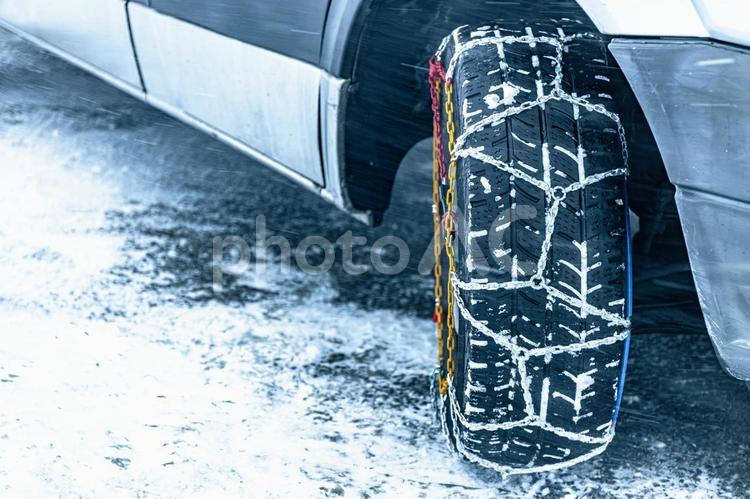 タイヤチェーンを装備したタイヤ タイヤチェーン,車,冬の写真素材