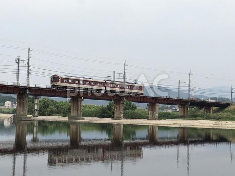 水面に映る二両編成の電車 電車,鉄道,川の写真素材