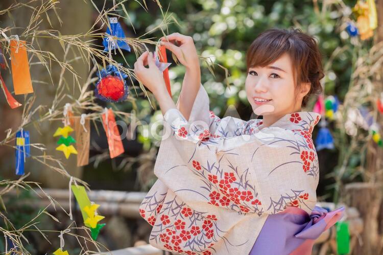 七夕の短冊を飾る女性 七夕,短冊,七夕飾りの写真素材