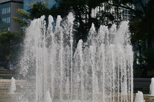 夏の日の公園の噴水 噴水,しぶき,休日の写真素材