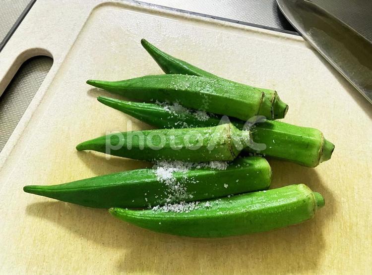 【夏野菜】調理前に塩で板ずりするオクラ オクラ,野菜,緑の野菜の写真素材
