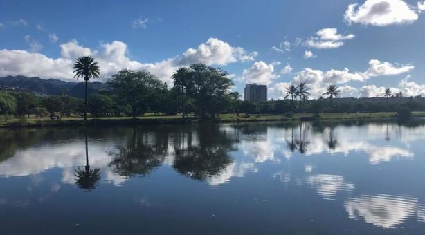 水辺に建物が映り込む海外の風景の写真
