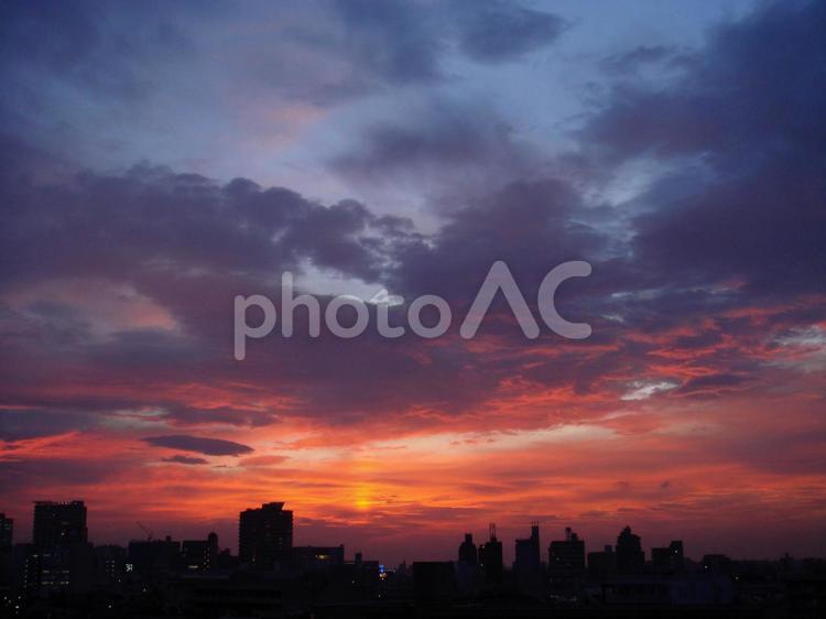 都会の街並みと夕焼け空 夕日,夕暮れ,夕焼けの写真素材