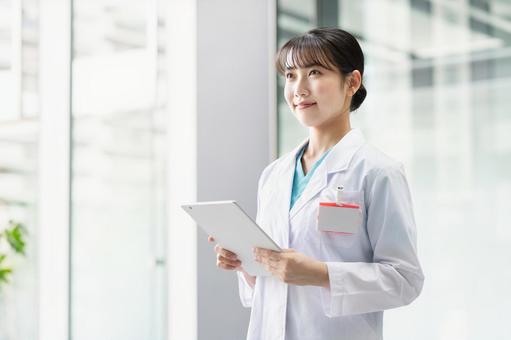 病院で働く若い女性医師 病院で働く若い女性医師 医師,女性,タブレットの写真素材