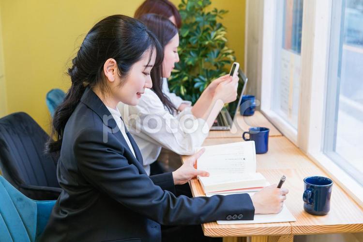 カフェの窓際カウンター席にいる女性（勉強） 勉強,スキルアップ,知識の写真素材