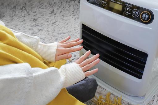 ファンヒーターで暖まる手元 ファンヒーター,暖まる,暖房の写真素材