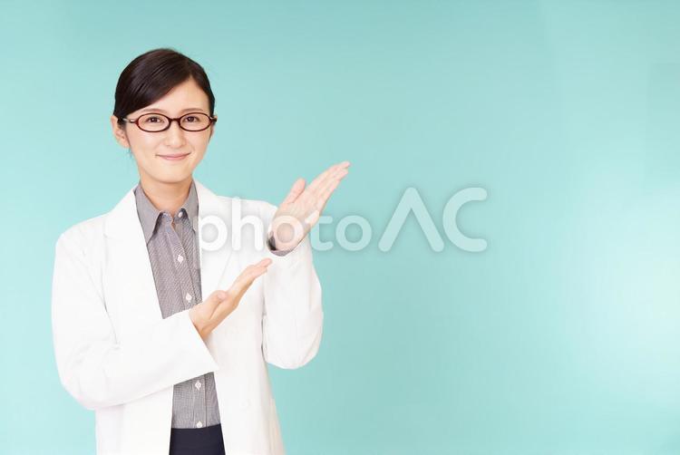 案内する笑顔の女医 日本人,女性,人物の写真素材
