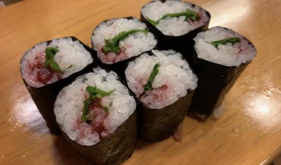 大葉と梅肉の細巻き 大葉と梅肉の細巻き 大葉と梅肉の細巻き,大葉と梅肉,細巻きの写真素材