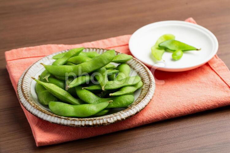 枝豆と殻（横左位置） 枝豆,豆,大豆の写真素材