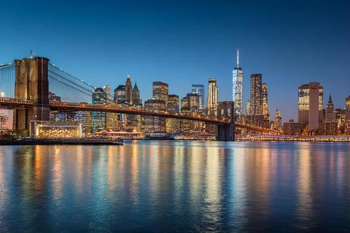 大都市の象徴：ライトアップされた街並みの写真