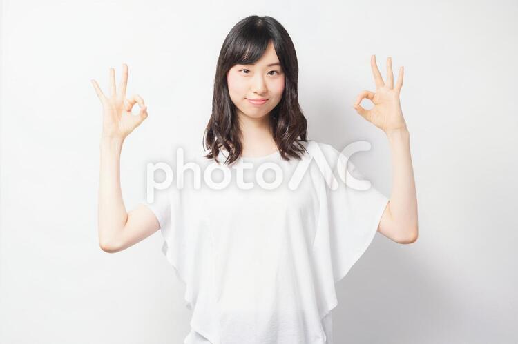OKのジェスチャーをする若い女性 ok,女性,ビジネスの写真素材
