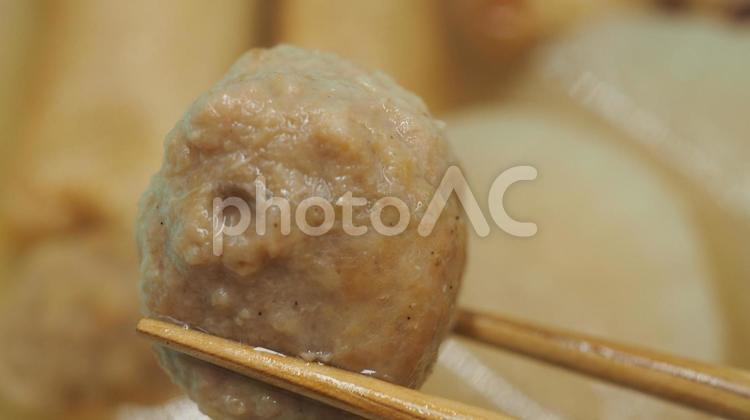 おでん・肉だんご（食べるシーン） おでん,鍋料理,肉だんごの写真素材