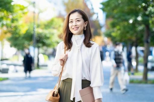 Female commuting in office casual style, mulher, deslocamento para o trabalho, estilo de vida, JPG