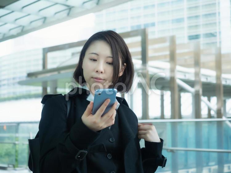 【女性】外回りの仕事をする女性 ol,オフィスレディ,女性の写真素材