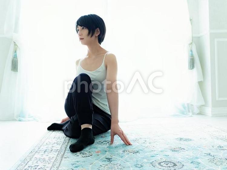05：室内でヨガをする女性 女性,人物,日本人の写真素材