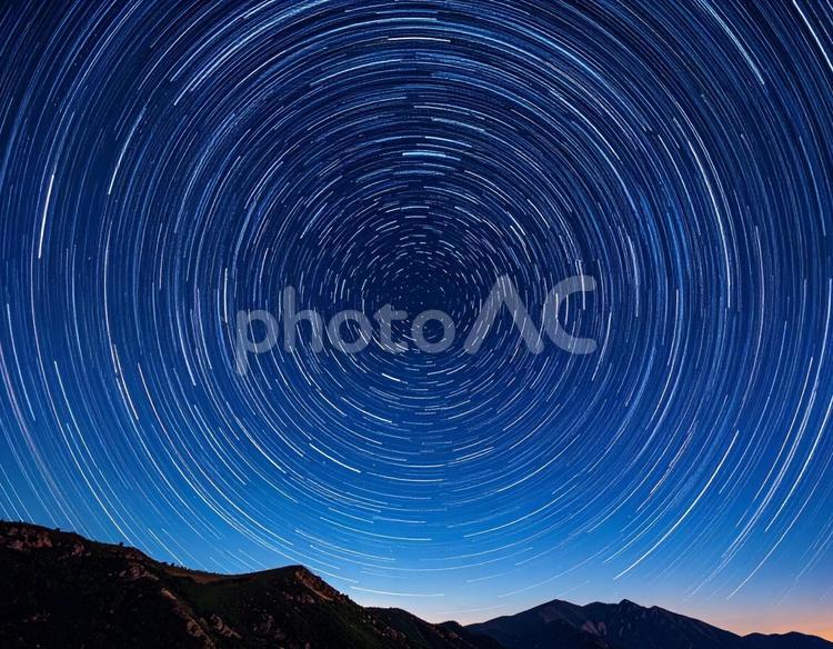 弧を描く星空背景素材 星空,円,星の写真素材