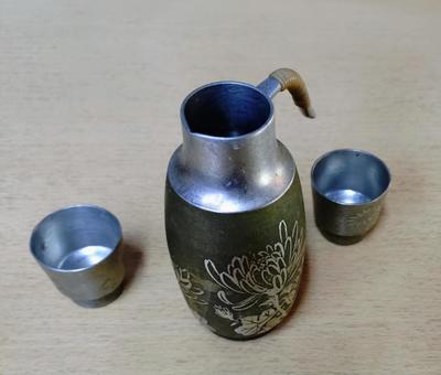 金属製の徳利とお猪口の写真