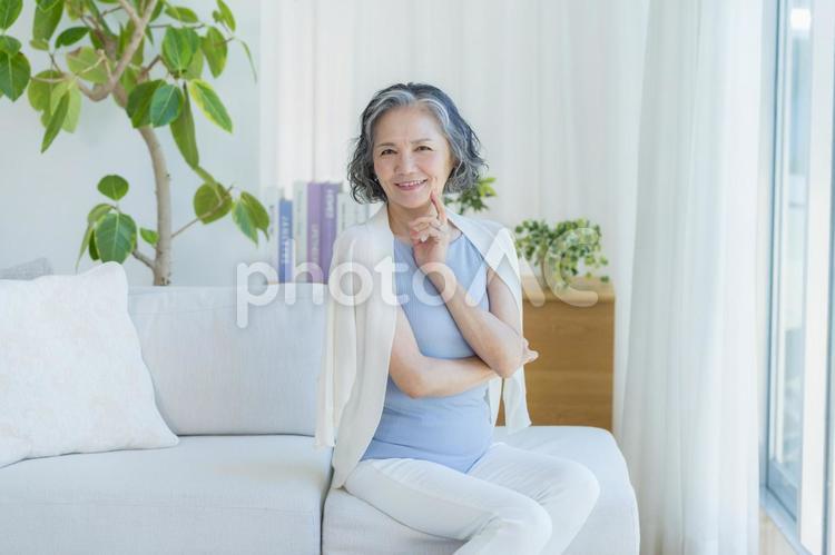 スキンケアをするシニア女性 美容,シニア,笑顔の写真素材