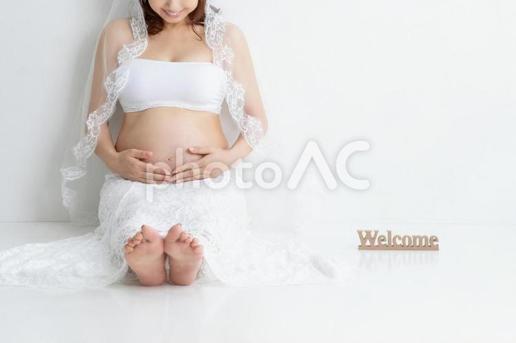 ドレスを着てマタニティフォトを撮る妊婦 妊婦,妊娠,マタニティの写真素材