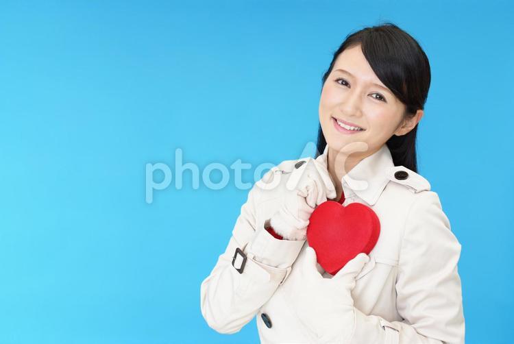 ハートマークを持つ笑顔の女性 女性,ハートマーク,女の写真素材