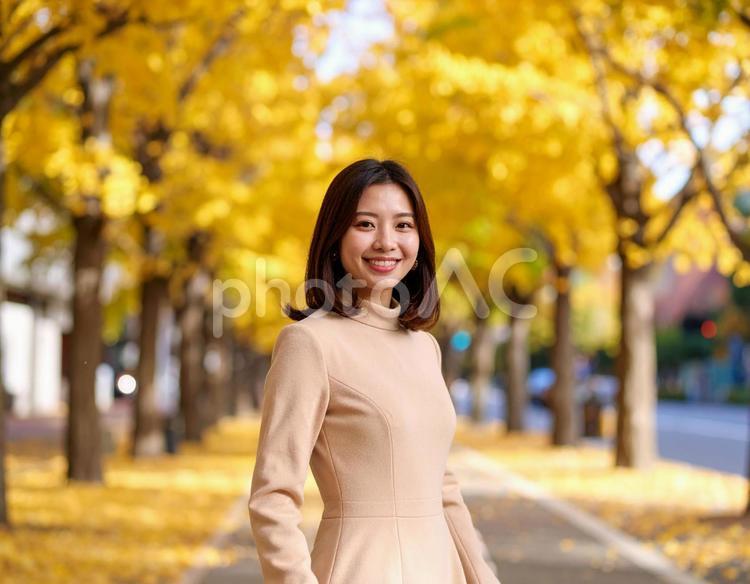 ストリートスナップ・イチョウ並木の彼女 女性,イチョウ並木,ストリートスナップの写真素材