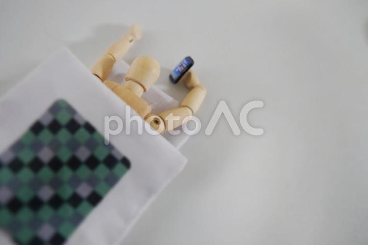 布団の中でスマホを見ている人のイメージ３ 寝る前,寝る時,楽しいの写真素材