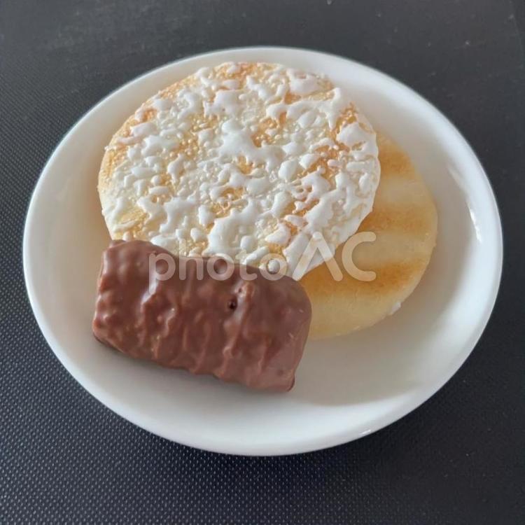 雪の宿とクリスピーマキアートチョコレート お菓子,雪の宿,せんべいの写真素材