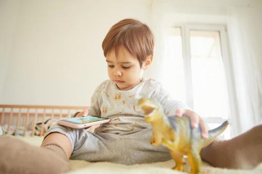 ベッドで遊ぶ男の子2 ベッドで遊ぶ男の子2の写真