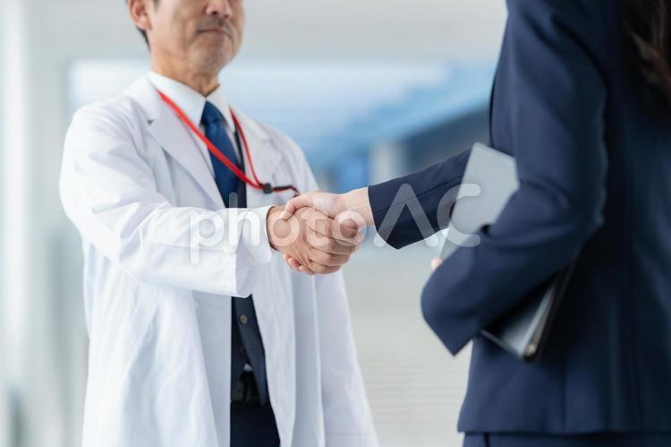 病院で医者と握手をするMR 医者,握手,mrの写真素材