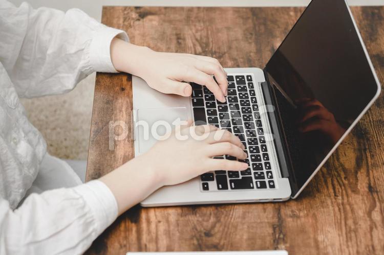 ノートパソコンを使う女性 女性,ノートパソコン,使うの写真素材