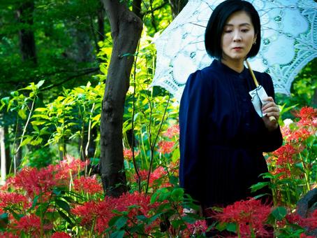 40:彼岸花を静かに見つめる女性 40:彼岸花を静かに見つめる女性 彼岸花,ミステリアス,悲しげの写真素材