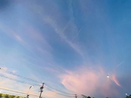 夕暮れに染まる幻想的な空模様 夕暮れに染まる幻想的な空模様 夕暮れ,夕焼け,夕方の空の写真素材