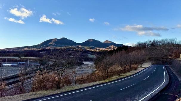 群馬県高山村の冬の田畑と山 群馬県高山村の冬の田畑と山 高山村,冬,夕暮れの写真素材