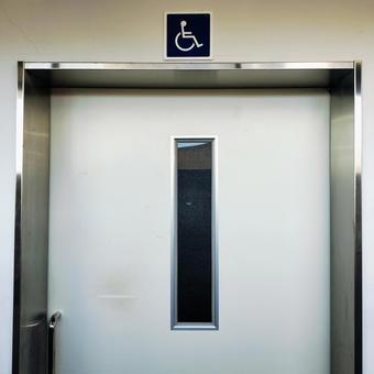 車椅子用トイレのドア 車椅子用トイレ,ドア,扉の写真素材