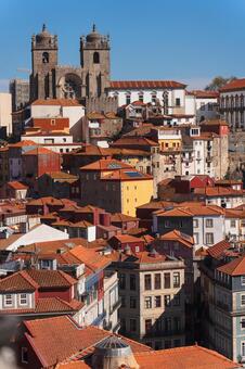 ポルト　オレンジ色の瓦屋根の街並み ポルト,ポルトガル,ヨーロッパの写真素材