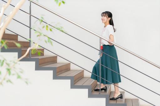 オフィスで働く若いビジネスウーマン オフィスで働く若いビジネスウーマン ビジネスウーマン,若い,女性の写真素材