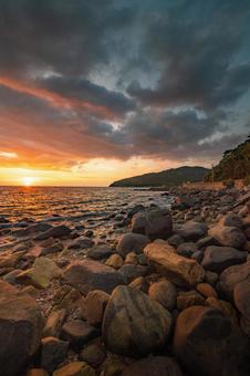 海岸沿いから眺める夕暮れ 海岸沿いから眺める夕暮れの写真