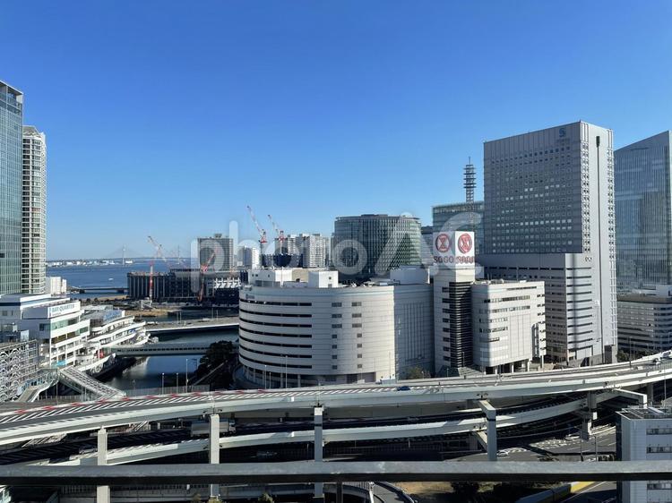 横浜駅前　風景 横浜駅前,風景,街並みの写真素材