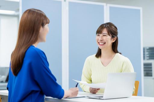 相談する若い女性 相談する若い女性の写真