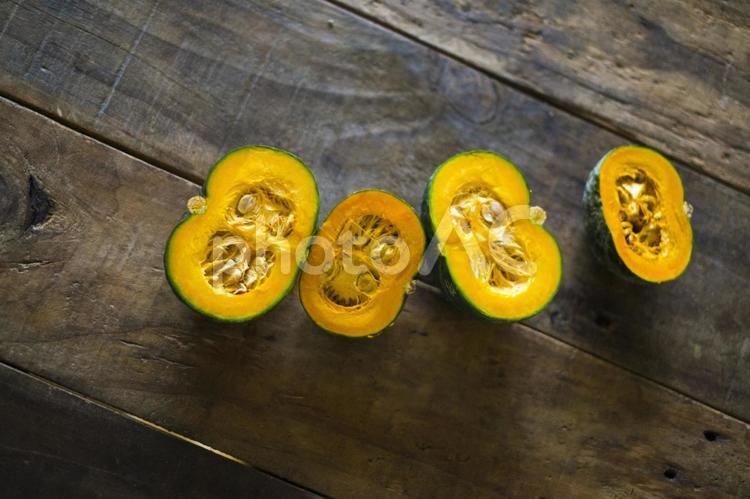 木の机の上のカボチャ かぼちゃ,カボチャ,野菜の写真素材