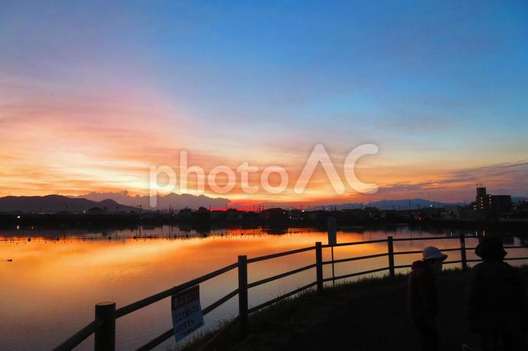 １１月上旬の大池からの朝焼けの空 背景,朝焼けの空,空の写真素材