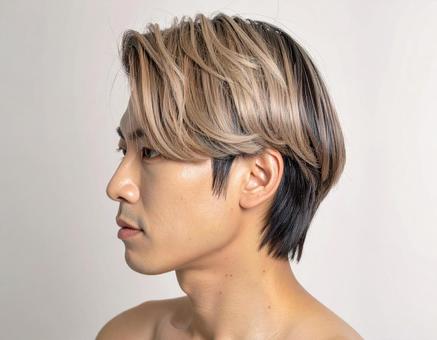 ベージュメッシュのセンター分け男性 横顔 ベージュメッシュのセンター分け男性 横顔の写真
